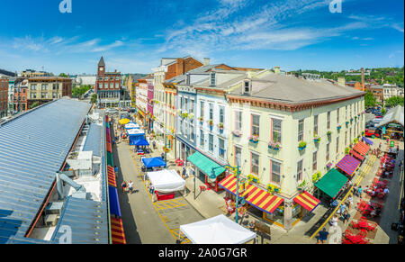 Luftaufnahme von bunten Findlay Market in der neu-Gentrifizierten über den Rhein Nachbarschaft von Cincinnati Ohio USA mit Strassenhändlern Stockfoto