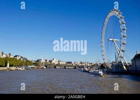 London Eye & Hungerford & Golden Jubilee Bridges, South Bank, Lambeth, London. Stockfoto