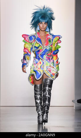 New York, NEW YORK - September 6, 2019: Lily Aldridge Spaziergänge Landebahn für Jeremy Scott während der New York Fashion Week Frühjahr/Sommer 2020 Spring Studios Stockfoto