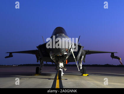 Ein 33Rd Fighter Wing eine F-35 Lightning II sitzt auf dem Flug nach einem frühen Morgen AIM-9X Rakete Last bei Eglin Air Force Base in Florida, Sept. 17, 2019. Dies ist das erste Mal, AIM-9X Raketen auf bis 33 FW F-35 ein Blitz IIs als Teil eines kurzfristig Waffen im Bereich der Normung und Bewertung Programm tasking geladen wurden. (U.S. Air Force Foto von Airman 1st Class Bernstein Litteral) Stockfoto