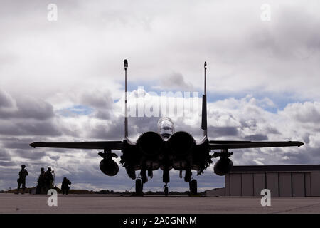 Flieger auf der 48th Fighter Wing zugeordnet und bereiten Sie eine F-15E Strike Eagle der 494th Fighter Squadron zugeordnet auf der Flightline im Royal Air Force Mildenhall, England, Sept. 12, 2019. Die Flieger nahmen an einem Vorwärts Bewaffnung und Tanken Punkt Übung neben den 352 Special Operations Wing und 100 Luftbetankung Flügel auf die Beziehungen und die Integration zwischen den Missionen unter verschiedenen Kräfte zu bauen. (U.S. Air Force Foto von Airman 1st Class Shanice Williams-Jones) Stockfoto