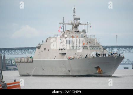 Dem Littoral Combat Ship USS Sioux City (LCS 11) macht ihren Weg auf der Themse zu Submarine Base New London in Groton, Connecticut am Freitag, 6. September 2019. Sioux City verließ sie homeport von Naval Station Mayport in Florida Hurricane Dorian zu vermeiden. (U.S. Marine Foto von John Narewski/Freigegeben) Stockfoto