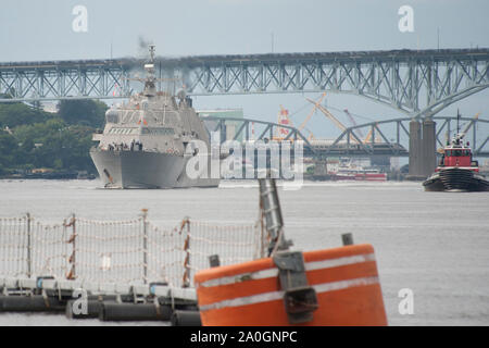 Dem Littoral Combat Ship USS Sioux City (LCS 11) macht ihren Weg auf der Themse zu Submarine Base New London in Groton, Connecticut am Freitag, 6. September 2019. Sioux City verließ sie homeport von Naval Station Mayport in Florida Hurricane Dorian zu vermeiden. (U.S. Marine Foto von John Narewski/Freigegeben) Stockfoto