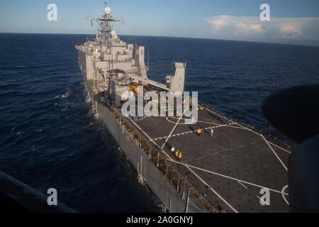 Die USS Carter Hall (LSD 50) deck Qualifikationen in den Atlantischen Ozean mit Piloten von Marine Air-Ground Task Force - südliche Befehl Sept. 17, 2019. Deck Qualifikationen werden die Piloten zu bescheinigen Ship-to-shore Operationen durchführen, die Verbesserung der Fähigkeiten der Task Force. Die Task Force ist die Durchführung von Training und Engineering Projekte Hand in Hand mit Partner Nation militärische Mitglieder in Lateinamerika und in der Karibik während ihrer Bereitstellung in der Region, die mit dem Hurrikan Saison fällt. (U.S. Marine Corps Foto von Sgt. Stanley Moy) Stockfoto