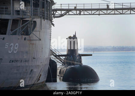 FREMANTLE, Australien (bis 30. 13, 2019) - Segler an den australischen Collins zugeordnet U-Boot HMAS Sheean (SSG 77) bereiten Hotel Dienstleistungen und Lieferungen bei bilateralen Schulungsveranstaltung mit USS Emory S. Land zu erhalten (wie 39) Sept. 13. Land ist in den USA der 7 Bereich der Flotte im Einsatz theater Sicherheit Zusammenarbeit im Indo-pazifischen Region zu unterstützen. (U.S. Marine Foto von Mass Communication Specialist 2. Klasse Jordyn Diomede/Freigegeben) Stockfoto