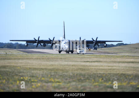 Ein MC-130J Commando II 100 Luftbetankung Flügel Taxis zugeordnet auf der Flightline im Royal Air Force Lakenheath, England, Sept. 12, 2019. Die 100. ARW nahmen an einer gemeinsamen übung neben den 352 Special Operations Wing und 48th Fighter Wing, Bewaffnung und Tanken Punkt zu verbessern. (U.S. Air Force Foto von Airman 1st Class Shanice Williams-Jones) Stockfoto