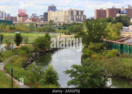 Die Bronx zwischen Randall's Island (links) und die Bronx (rechts) Mit der South Bronx/Mott Haven Skyline im Hintergrund Töten Stockfoto