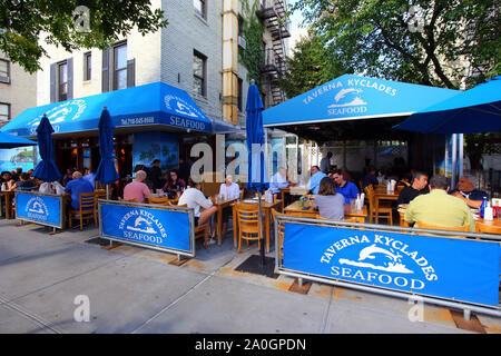 Taverna Kyklades, 33-07 Ditmars Boulevard, Queens, New York. Griechisches Fischrestaurant und Straßencafé im Astoria-Viertel Stockfoto