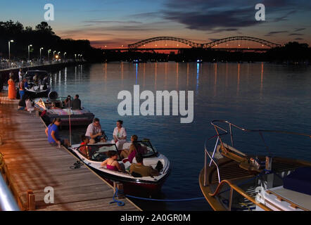 Middletown, CT USA. Apr 2014. Menschen Boote und auf der Promenade warten auf den großen Tag der Unabhängigkeit Feuerwerk Feier, die von der Connecticut River. Stockfoto