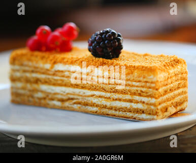 Makro Foto von einem leckeren Kuchen mit Honig und Sauerrahm in einem Restaurant Stockfoto