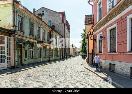 Historische Straßen und Gebäude in der Altstadt von Tallinn, Estland. Stockfoto