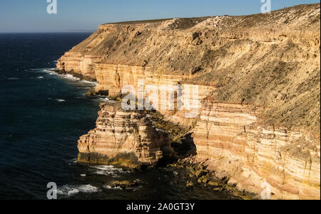 Blick auf die malerische Küste mit Insel Rock im Kalbarri Nationalpark, Western Australia Stockfoto