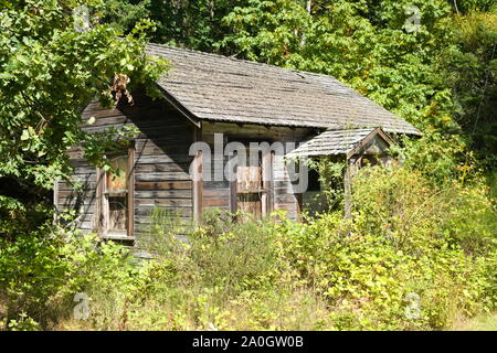 Die Überreste einer Sommerhütte auf South Pender Island, British Columbia, Kanada Stockfoto