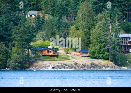 Häuser am Ufer in Otter Bay auf North Pender Island, British Columbia, Kanada Stockfoto