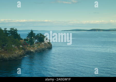 Blick auf den Swanson Channel von Trincomali auf North Pender Island, British Columbia, Kanada Stockfoto