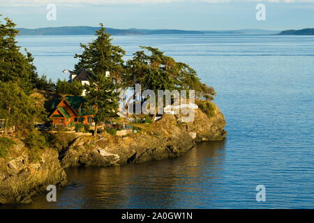 Blick auf den Swanson Channel von Trincomali auf North Pender Island, British Columbia, Kanada Stockfoto