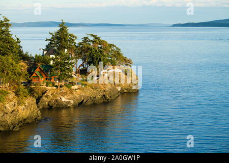 Blick auf den Swanson Channel von Trincomali auf North Pender Island, British Columbia, Kanada Stockfoto