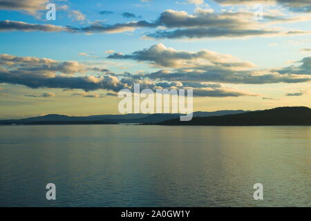 Blick auf den Swanson Channel von Trincomali auf North Pender Island, British Columbia, Kanada Stockfoto