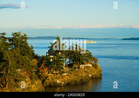 Blick auf den Swanson Channel von Trincomali auf North Pender Island, British Columbia, Kanada Stockfoto