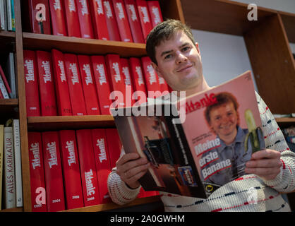 02. Dezember 2016, Hessen, Frankfurt am Main: Moritz Hürtgen, Chefredakteur der Satirezeitschrift "Titanic", steht in der Redaktion Zimmer mit der legendären Edition mit "Zonen-Gaby" und Ihre "erste Banane' auf den Titel 1989. Das Magazin feiert 40-jähriges Bestehen im Oktober und November 2019. Foto: Frank Rumpenhorst/dpa Stockfoto