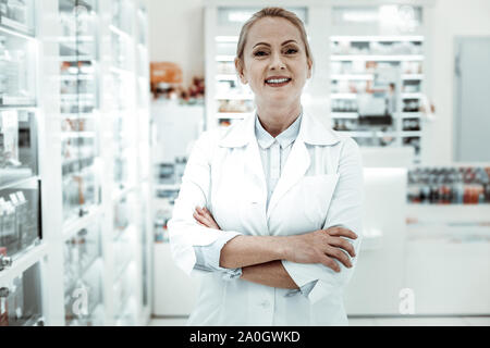 Erfolgreiche Inhaber der Apotheke Stehen mit verschränkten Armen. Stockfoto