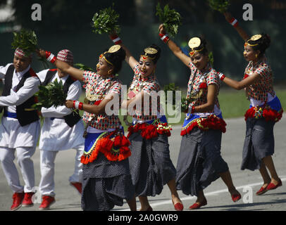 Kathmandu, Nepal. 20 Sep, 2019. Nepalesische Volk von verschiedenen Stämmen führen Sie einen traditionellen Tanz während der Tag der Verfassung Feiern im Nepal Armee Pavillon in Kathmandu, Nepal am Freitag, 20. September 2019. Die Nation zum vierten Jahrestag der Verfassung durch eine vom Volk gewählte Organ verkündet nach sechs Jahrzehnten der politische Kampf. Credit: Skanda Gautam/ZUMA Draht/Alamy leben Nachrichten Stockfoto