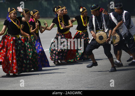 Kathmandu, Nepal. 20 Sep, 2019. Nepalesische Volk von verschiedenen Stämmen führen Sie einen traditionellen Tanz während der Tag der Verfassung Feiern im Nepal Armee Pavillon in Kathmandu, Nepal am Freitag, 20. September 2019. Die Nation zum vierten Jahrestag der Verfassung durch eine vom Volk gewählte Organ verkündet nach sechs Jahrzehnten der politische Kampf. Credit: Skanda Gautam/ZUMA Draht/Alamy leben Nachrichten Stockfoto