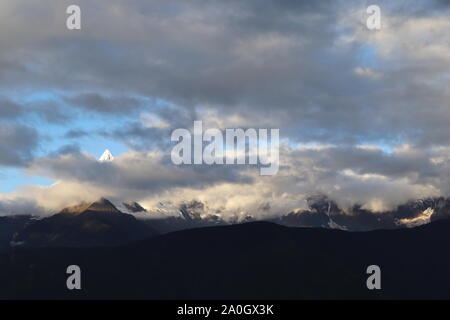 Yunnan, Provinz Yunnan, China. 20 Sep, 2019. Â¼Å YunnanÃ ¯' CHINA - Am 20. September 2019, Deqin County, Provinz Yunnan, fotografiert die leuchtende Wunder der Sonne Berge. Meili Snow Mountain ist eine der wichtigsten natürlichen Landschaften der drei Flüsse im Weltnaturerbe. Aufgrund der klimatischen Gründen, fröhlich Snow Mountain ist eingehüllt in Schnee Vorhänge und Wolken das ganze Jahr hindurch. Die seltenen Anblick der'un leuchtende Berge'' erfolgt in den frühen Morgenstunden eines sonnigen Tages. Die Sonne scheint über die Behinderung und plötzlich scheint auf der Oberseite der schneebedeckten Berge, und dann nach und nach erweitert t Stockfoto