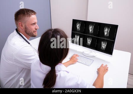 Ärzte bei einem MRT-Scan auf dem Computer suchen, in der Klinik Stockfoto