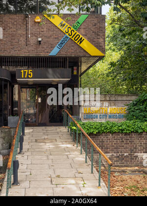 LONDON, Großbritannien - 17. AUGUST 2018: Eingang zum Nasmith House - Einem Londoner City Mission Gebäude in der Tower Bridge Road, Southwark Stockfoto