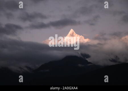 Yunnan, Provinz Yunnan, China. 20 Sep, 2019. Â¼Å YunnanÃ ¯' CHINA - Am 20. September 2019, Deqin County, Provinz Yunnan, fotografiert die leuchtende Wunder der Sonne Berge. Meili Snow Mountain ist eine der wichtigsten natürlichen Landschaften der drei Flüsse im Weltnaturerbe. Aufgrund der klimatischen Gründen, fröhlich Snow Mountain ist eingehüllt in Schnee Vorhänge und Wolken das ganze Jahr hindurch. Die seltenen Anblick der'un leuchtende Berge'' erfolgt in den frühen Morgenstunden eines sonnigen Tages. Die Sonne scheint über die Behinderung und plötzlich scheint auf der Oberseite der schneebedeckten Berge, und dann nach und nach erweitert t Stockfoto