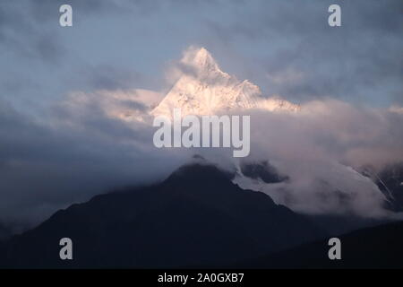 Yunnan, Provinz Yunnan, China. 20 Sep, 2019. Â¼Å YunnanÃ ¯' CHINA - Am 20. September 2019, Deqin County, Provinz Yunnan, fotografiert die leuchtende Wunder der Sonne Berge. Meili Snow Mountain ist eine der wichtigsten natürlichen Landschaften der drei Flüsse im Weltnaturerbe. Aufgrund der klimatischen Gründen, fröhlich Snow Mountain ist eingehüllt in Schnee Vorhänge und Wolken das ganze Jahr hindurch. Die seltenen Anblick der'un leuchtende Berge'' erfolgt in den frühen Morgenstunden eines sonnigen Tages. Die Sonne scheint über die Behinderung und plötzlich scheint auf der Oberseite der schneebedeckten Berge, und dann nach und nach erweitert t Stockfoto