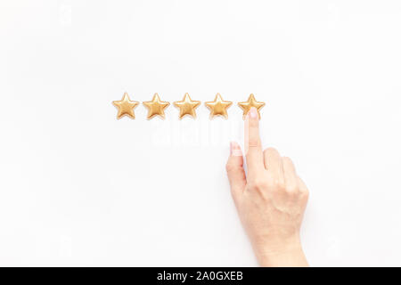 Kunden Feedback Konzept. Golden five 5 Sterne, beste exzellente Dienstleistungen Bewertung mit Frau Hand für Zufriedenheit isoliert auf weißem backgroun Stockfoto