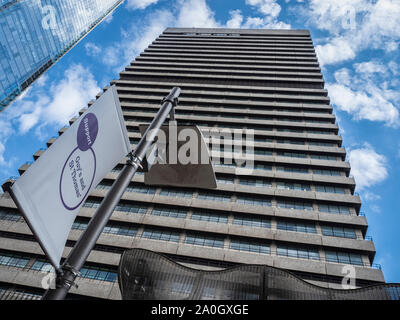 LONDON, Großbritannien - 17. AUGUST 2018: SOUTHWARK, LONDON: Schild vor Guy's Hospital Building für Guy's and St Thomas' NHS Foundation Trust in Southwark Stockfoto