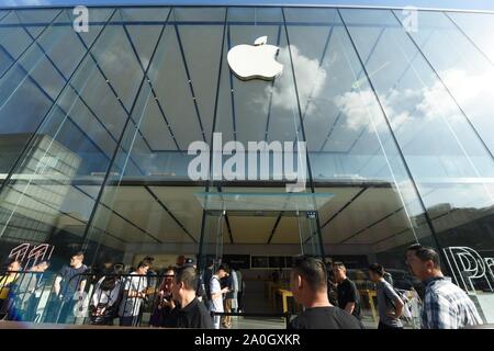 Zhejiang, Zhejiang, China. 20 Sep, 2019. Zhejiang, China-on Sept. 20, 2019, Kunden aufgereiht des neuen Apple iPhone 11 Telefon vor Apple's West Lake Flagship Store in Hangzhou zu kaufen. Credit: SIPA Asien/ZUMA Draht/Alamy leben Nachrichten Stockfoto