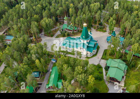 Luftaufnahme von Ganina Yama Ganyas Pit-Komplex von Holz- orthodoxen Kirchen an die Begräbnisstätte des letzten russischen Zaren in der Nähe von Jekaterinburg, Russland Stockfoto