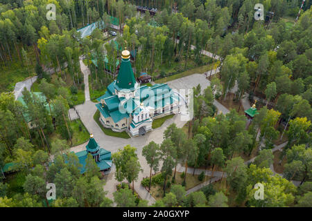 Luftaufnahme von Ganina Yama Ganyas Pit-Komplex von Holz- orthodoxen Kirchen an die Begräbnisstätte des letzten russischen Zaren in der Nähe von Jekaterinburg, Russland Stockfoto