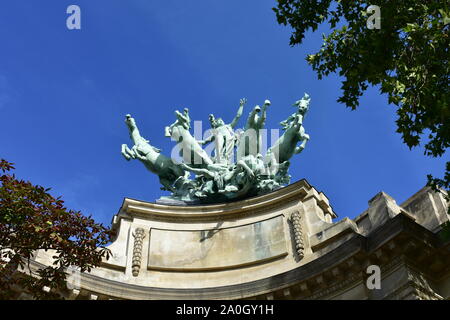 Grand Palais detail. Quadriga Bronze Skulptur auf dem Dach des Gebäudes (L'Harmonie triomphant de la discorde von Georges Recipon). Paris, Frankreich. Stockfoto