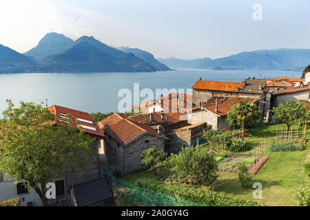 Schönen Sonnenaufgang mit Blick auf den italienischen Dorf am Comer See. Stockfoto