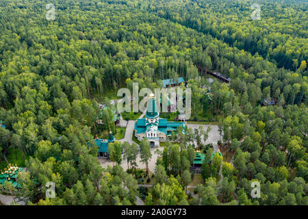 Luftaufnahme von Ganina Yama Ganyas Pit-Komplex von Holz- orthodoxen Kirchen an die Begräbnisstätte des letzten russischen Zaren in der Nähe von Jekaterinburg, Russland Stockfoto