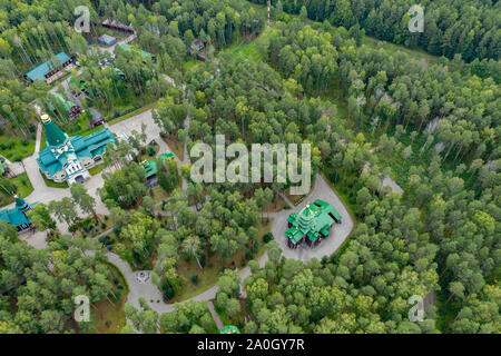 Luftaufnahme von Ganina Yama Ganyas Pit-Komplex von Holz- orthodoxen Kirchen an die Begräbnisstätte des letzten russischen Zaren in der Nähe von Jekaterinburg, Russland Stockfoto