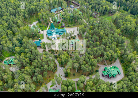 Luftaufnahme von Ganina Yama Ganyas Pit-Komplex von Holz- orthodoxen Kirchen an die Begräbnisstätte des letzten russischen Zaren in der Nähe von Jekaterinburg, Russland Stockfoto