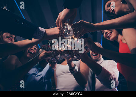 Tief unter dem Betrachtungswinkel von attraktiven Schöne charmante glamouröse Schönes, stilvolles freundliche Damen und Herren klirren Weingläser, Chill-out in Stockfoto