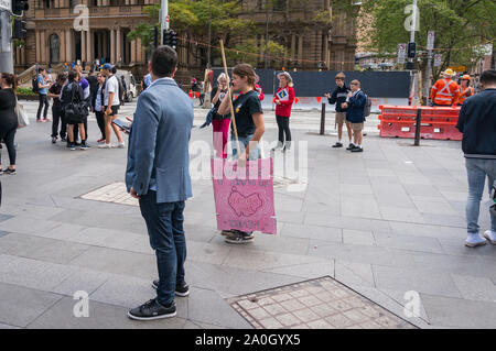 Sydney, Australien - 20 September 2019: Streik für Klimawandel in Sydney. Junge Frau mit dem Klimawandel Poster Stockfoto