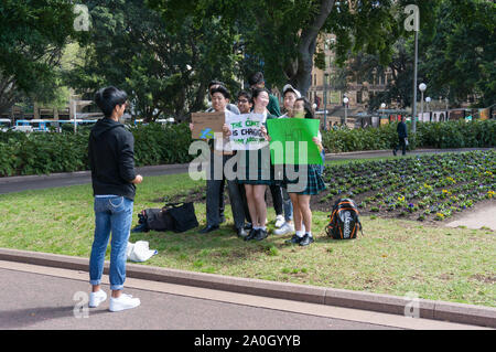 Sydney, Australien - 20 September 2019: Streik für Klimawandel in Sydney. Schule Kinder, die Fotos auf den Klimawandel Streik Stockfoto