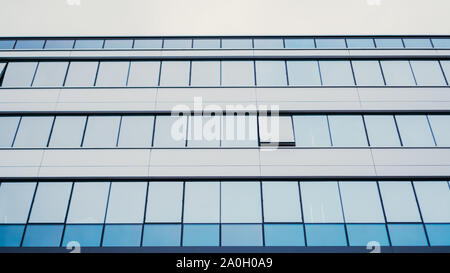 Perspektive und Unterseite Winkel zur strukturierten Hintergrund zeitgenössischer Gebäude aus Glas Stockfoto