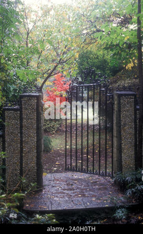 Schmiedeeisen - TOR IN EINEN GARTEN IN WENTWORTH FALLS, NEW SOUTH WALES, Australien Stockfoto