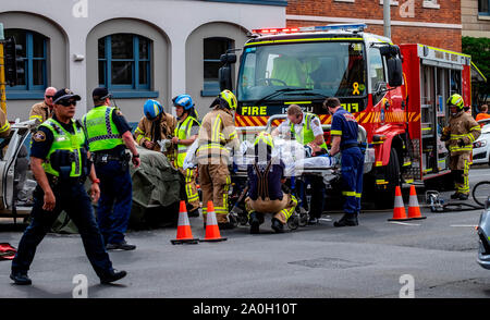 Feuerwehrleute, Polizisten und Sanitäter Rettung eine Frau in ihrem Auto bei einem Verkehrsunfall in der Hobart CBD eingeklemmt Freitag, den 20. September 2019 Stockfoto