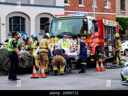 Feuerwehrleute, Polizisten und Sanitäter Rettung einer Frau, die in ihrem Auto bei einem Verkehrsunfall in der Hobart CBD Freitag 20. September gefangen war 2019 Stockfoto