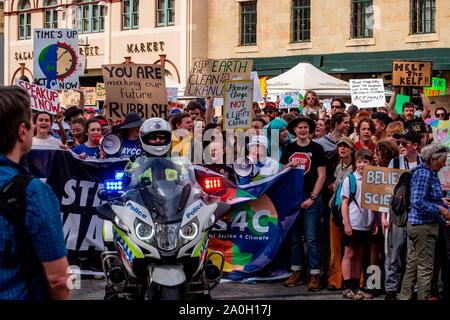 Über 20.000 Menschen, Eltern und Kinder stellte sich heraus, dass für die Schulen Klima Streik außerhalb des Parlaments in Hobart, Tasmanien Freitag, 20. September Stockfoto